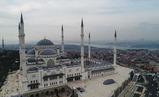 پخش شدن صدای اذان در محوطه مسجد ایاصوفیه ترکیه + فیلم